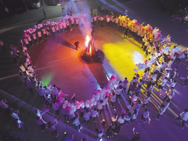 7月5日至14日，中鐵十局一公司舉辦2023年新員工入職培訓(xùn)，幫助來(lái)自全國(guó)19個(gè)省份的200余名高校畢業(yè)生快速轉(zhuǎn)換角色，適應(yīng)公司工作生活，翻開(kāi)了他們初入職場(chǎng)的第一課。邵帥 鄭林存 攝影報(bào)道_副本