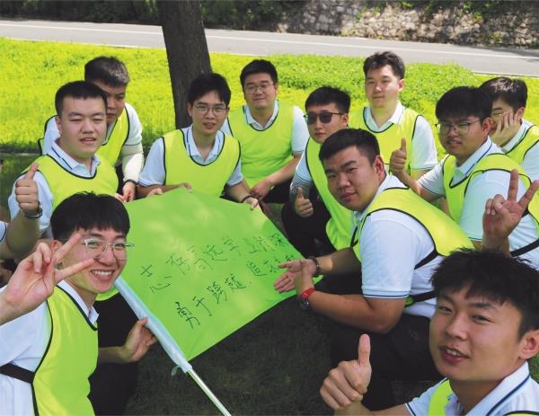 7月12日，中鐵九局四公司組織2023屆新員工在沈陽(yáng)棋盤(pán)山開(kāi)展團(tuán)建活動(dòng)。多樣的活動(dòng)形式，讓新員工體會(huì)團(tuán)隊(duì)共同拼搏的樂(lè)趣，盡快融入集體。吳可越 趙海峰_副本